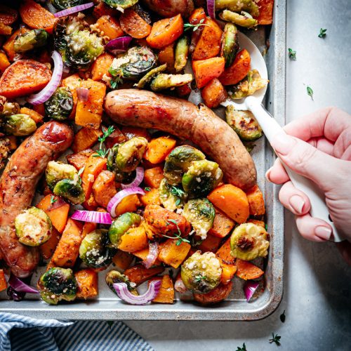 Traybake met pompoen, zoete aardappel en spruitjes