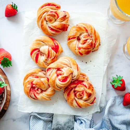 Aardbei vlechtbroodjes