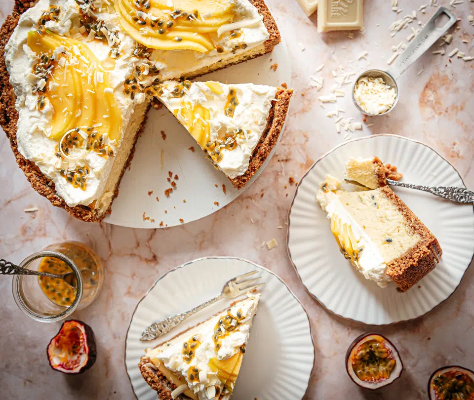 Cheesecake met mango, passievrucht en witte chocolade