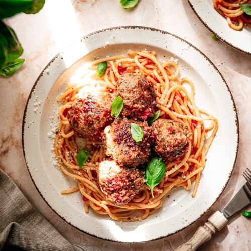 Spaghetti met gehakballetjes in tomatensaus