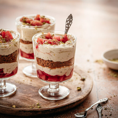 Laagjes toetje met stoofperen pepernoten en pistache