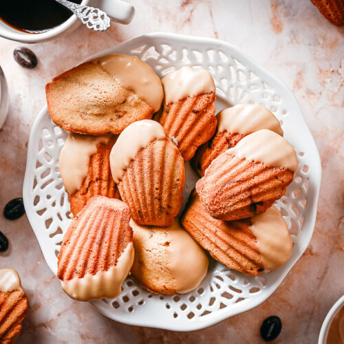 Madeleines met koffie en bruine boter