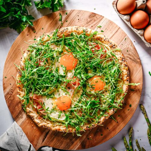 Plaattaart met ei, pancetta en asperges