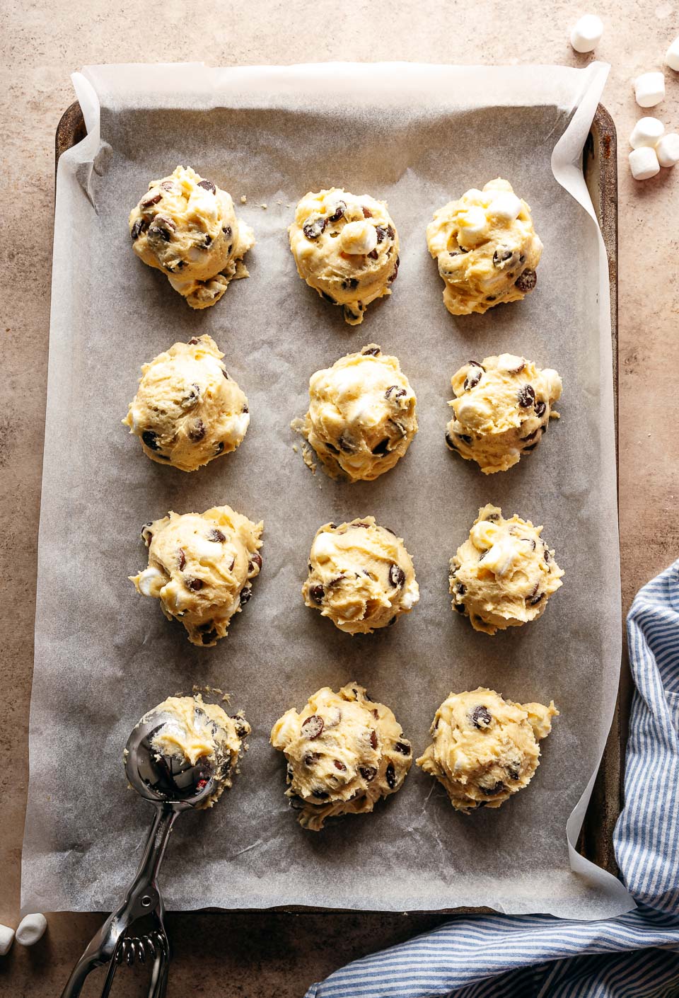 Marshmallow chocolate chip cookies voor het afbakken