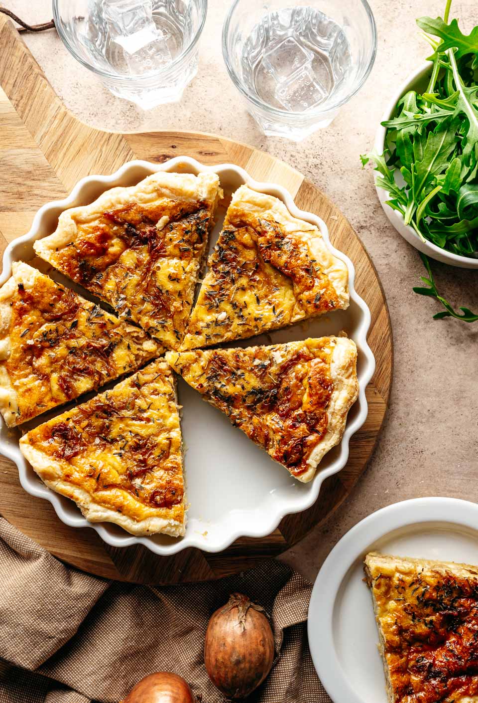 Quiche met gekarameliseerde ui en comte