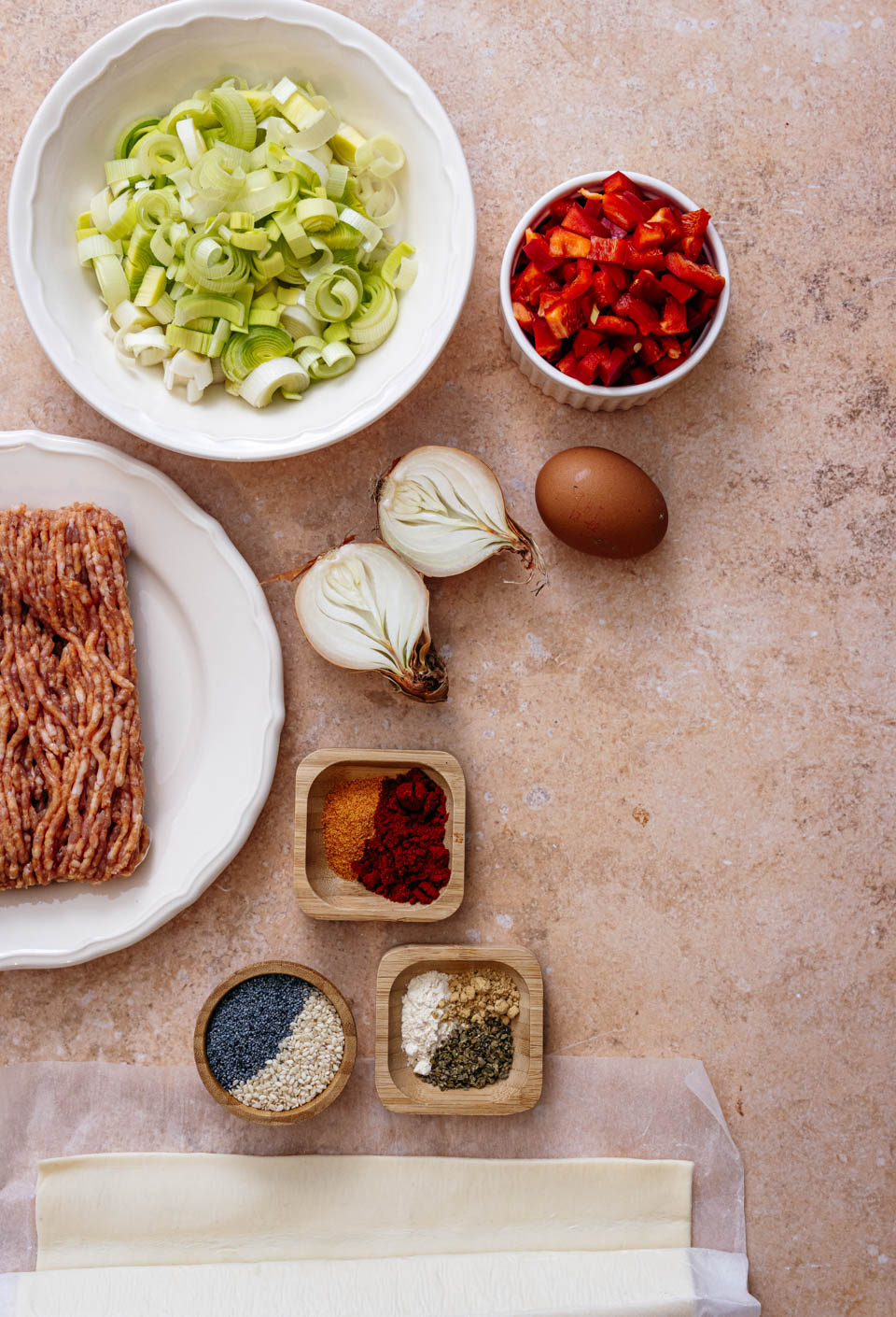 ingredienten bladerdeeg hapjes met gehakt