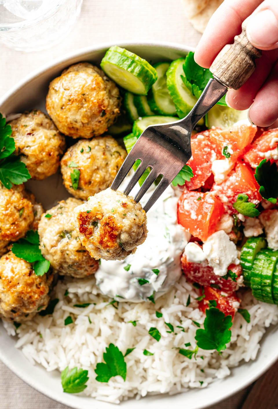 gehaktballetjes uit de oven met rijst en groenten