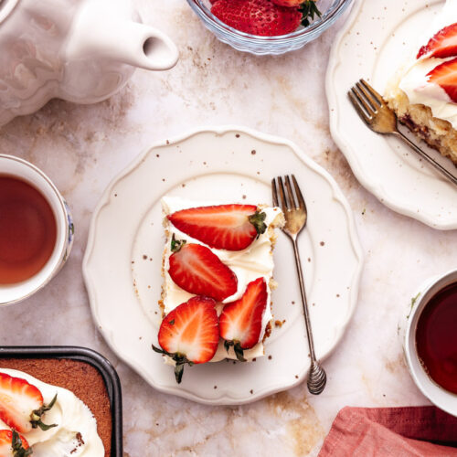 Plaatcake met aardbeien