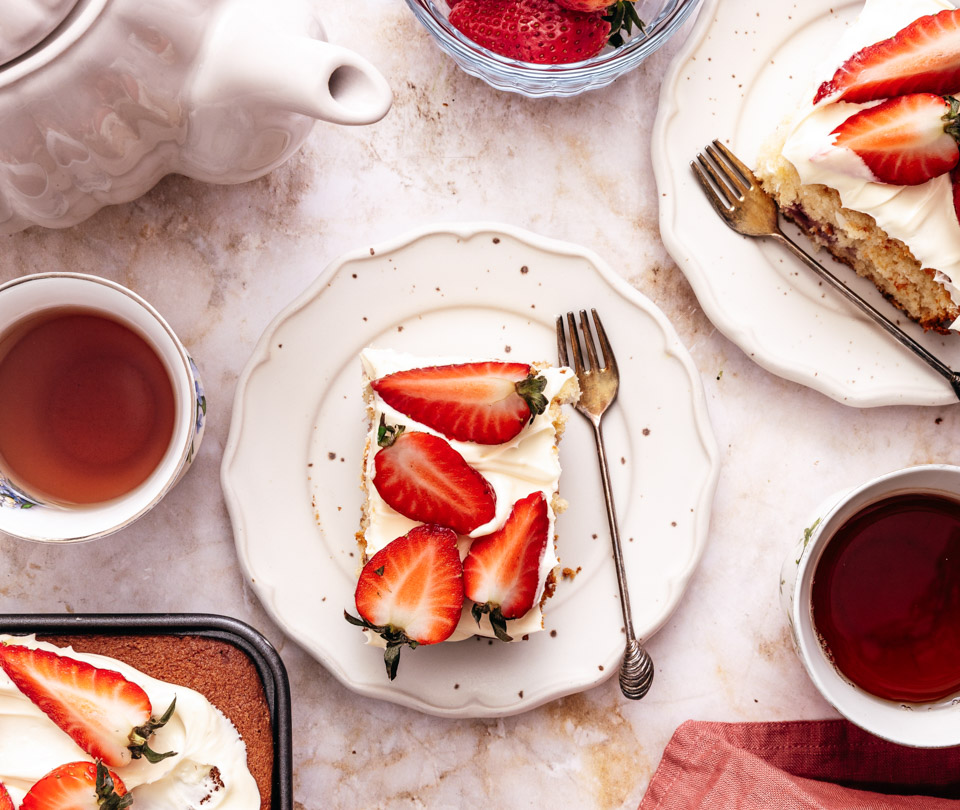 Plaatcake met aardbeien