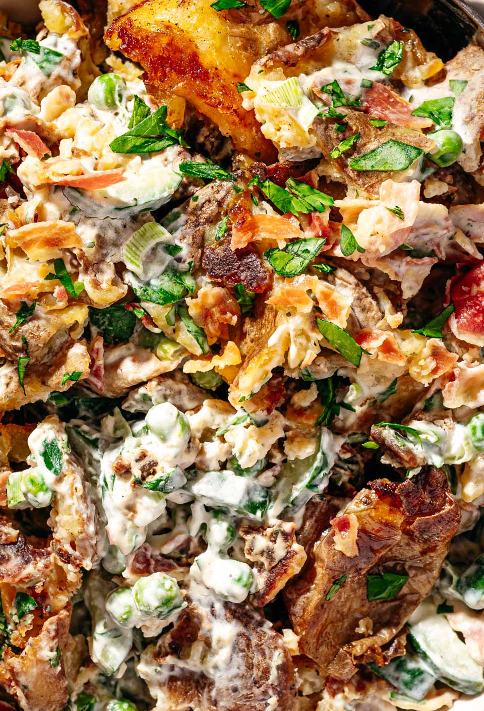 Zomerse salade van krokante aardappels