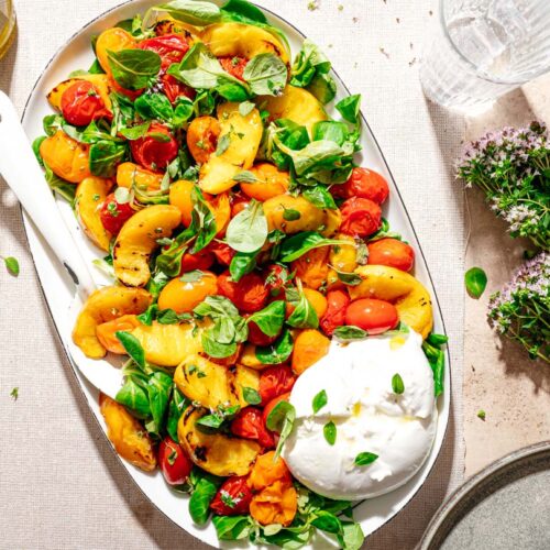 Salade met gegrilde perzik en burrata