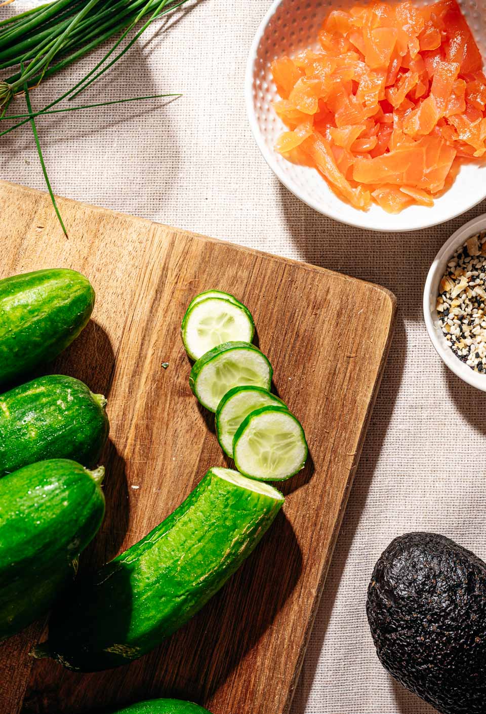 Salade met komkommer en gerookte zalm