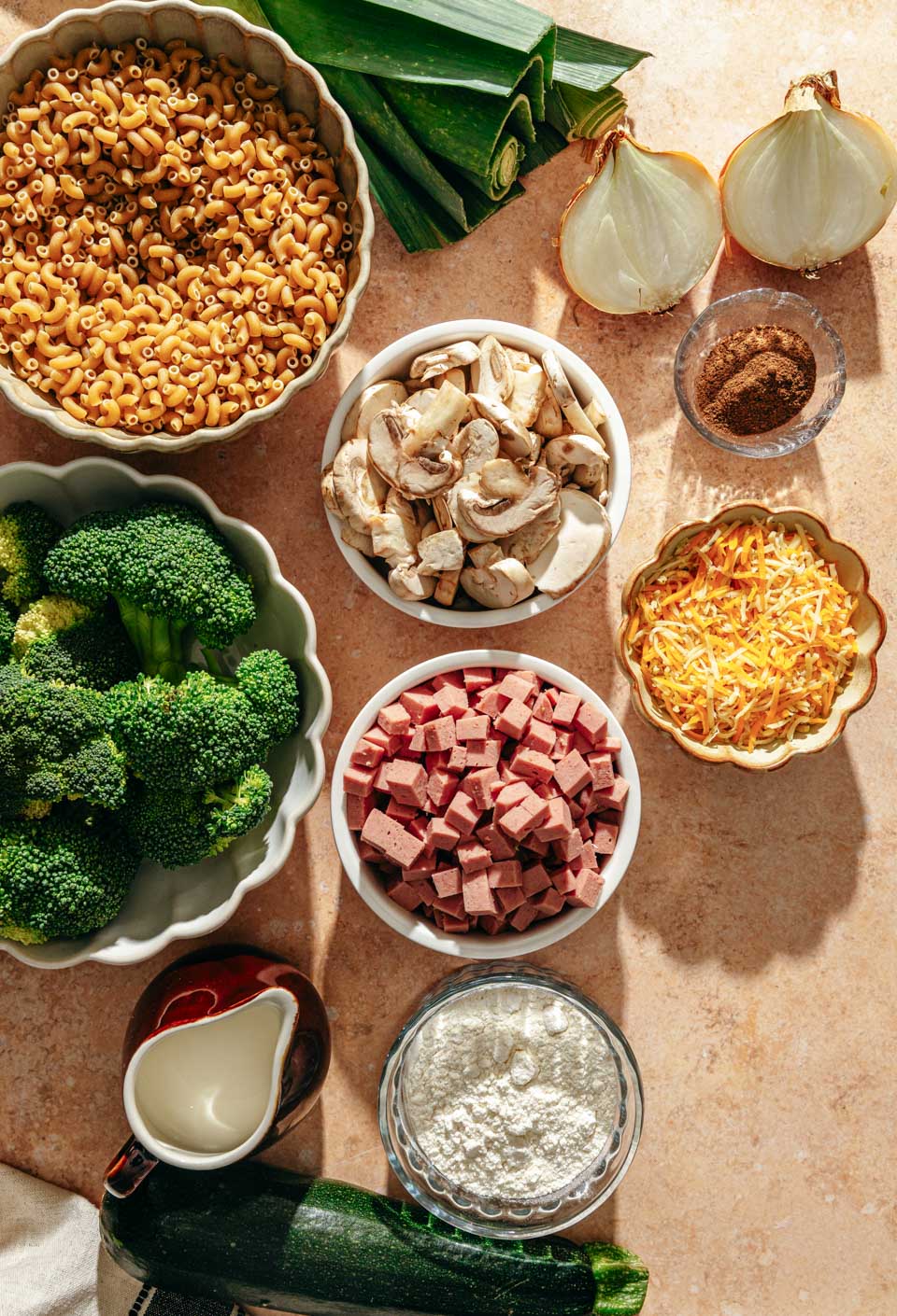 Ingredienten macaroni met ham en kaas