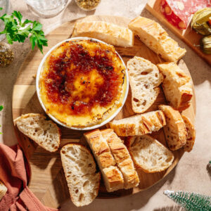 Airfryer borrelhapje met brie geserveerd met stukjes stokbrood