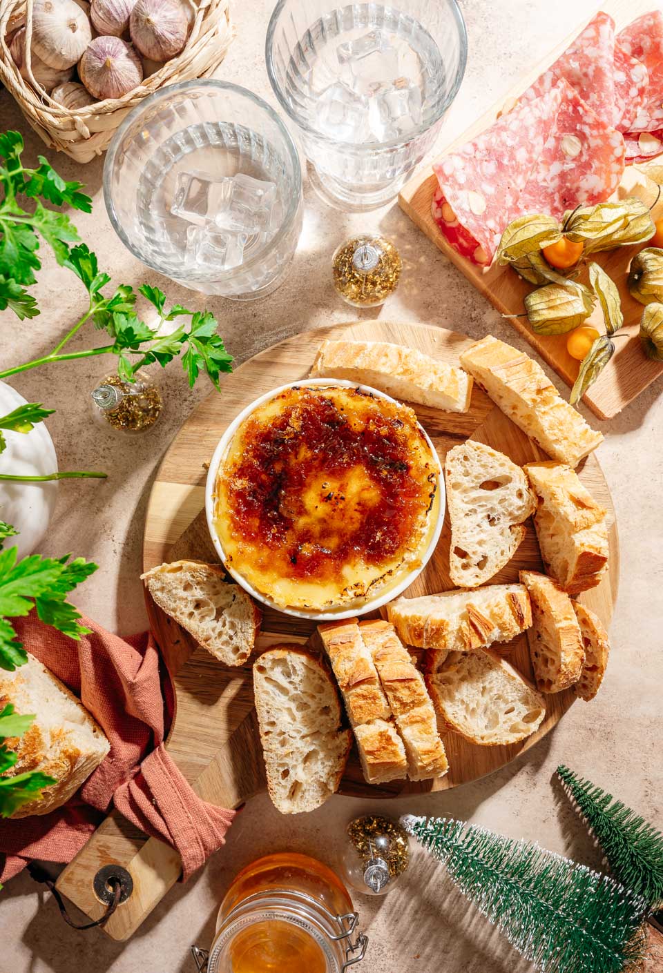 Gebakken brie uit de airfryer geserveerd met stokbrood om in de warme brie te dippen