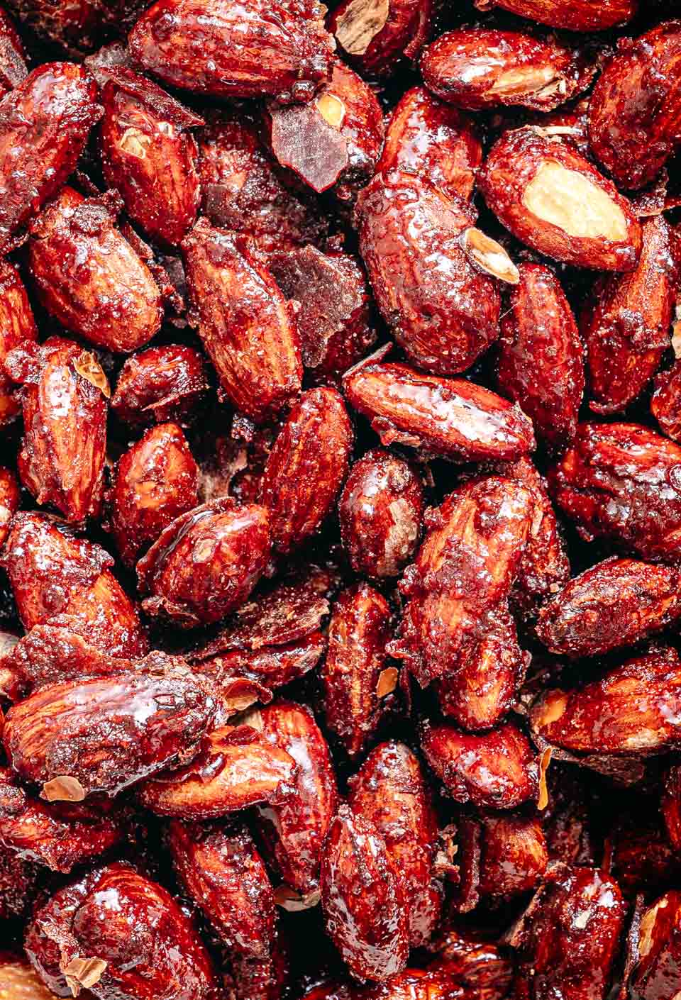 Close-up foto van geroosterde amandelen met suiker uit de airfryer