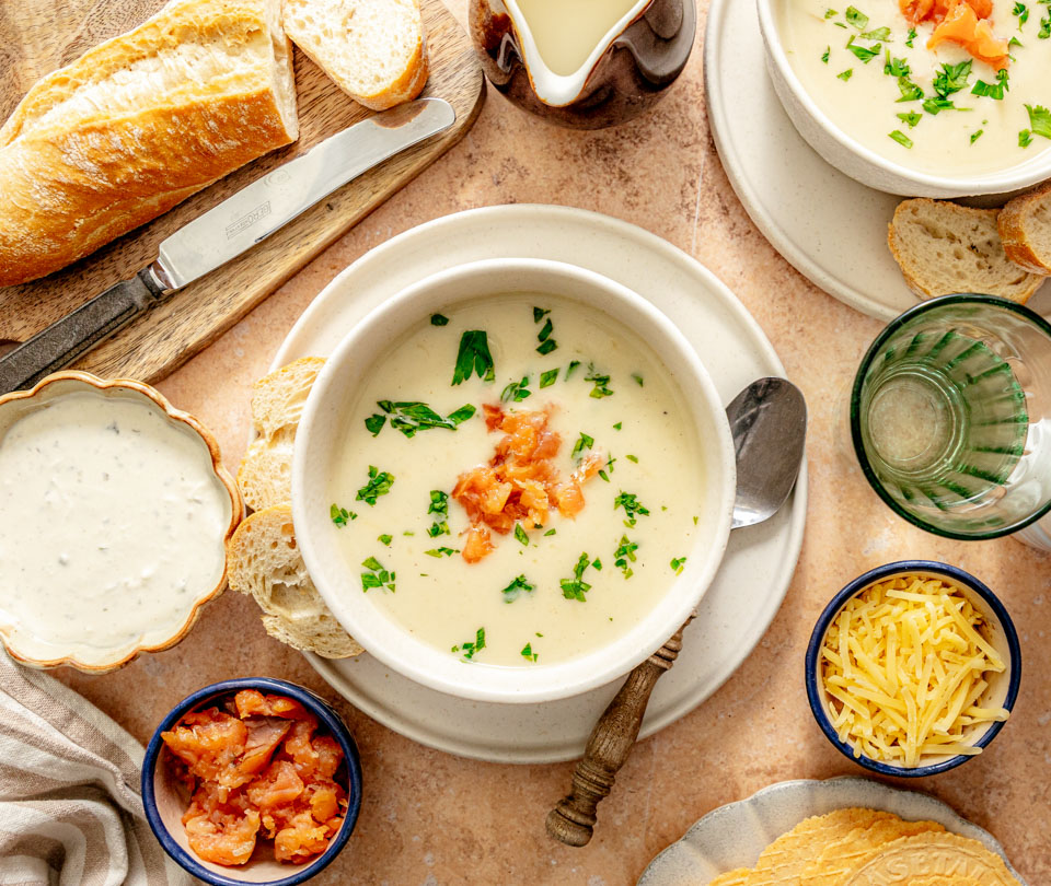 Witlofsoep in een kom geserveerd met gerookte zalm en brood