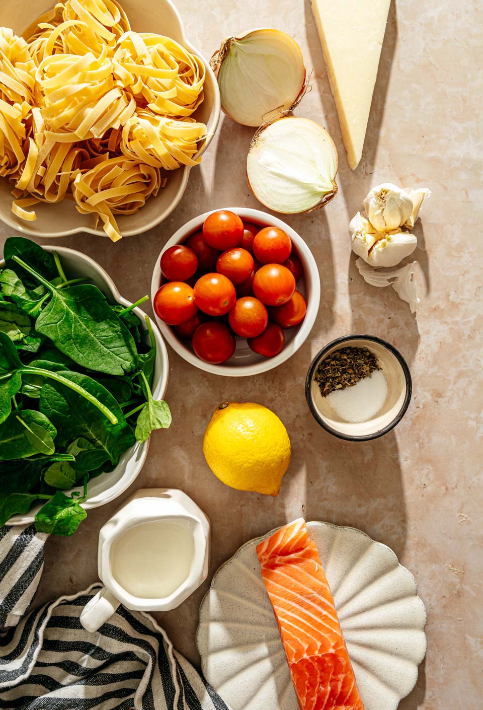 Ingredienten voor pasta met spinazie en zalm