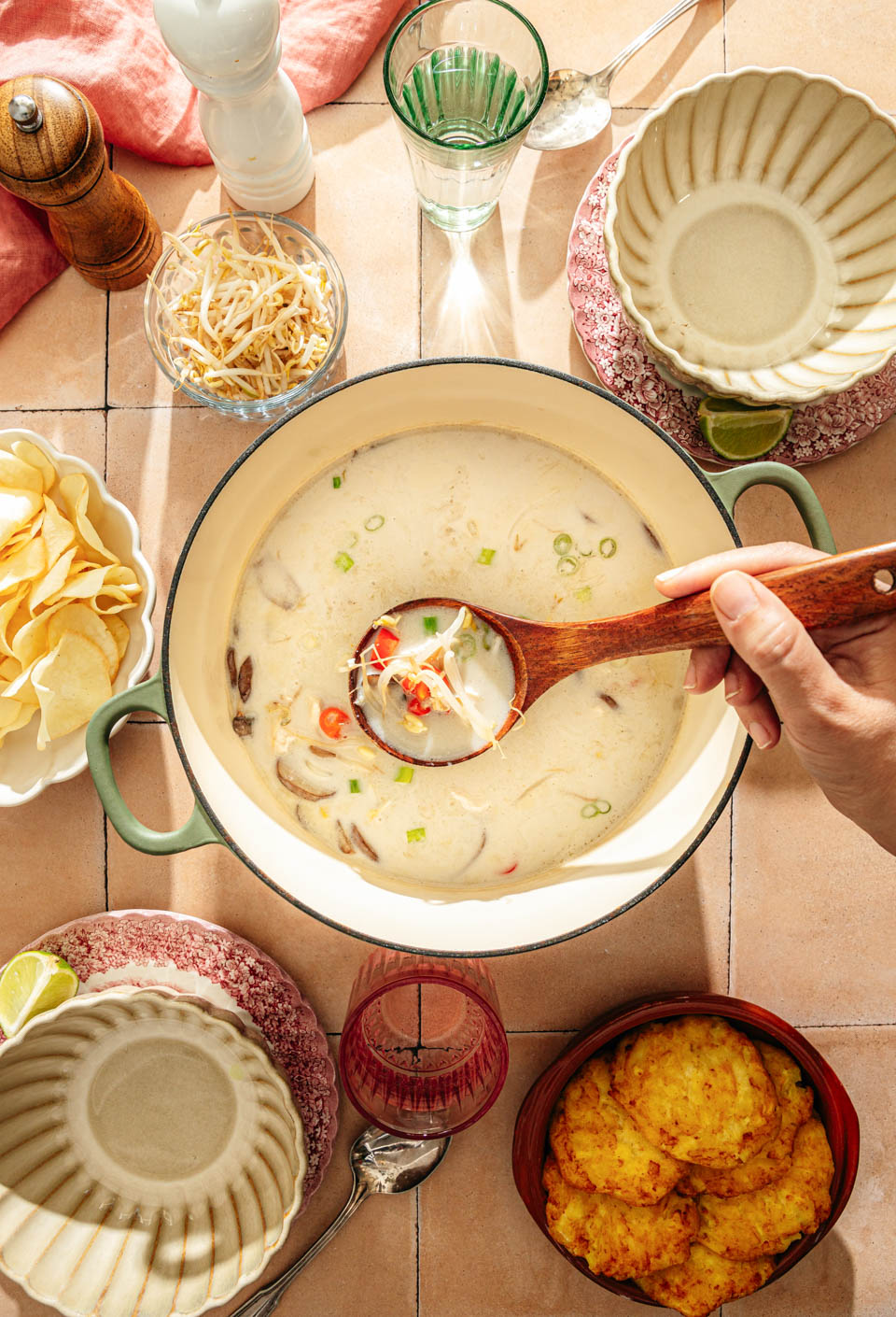 Pan vol tom kha kai soep