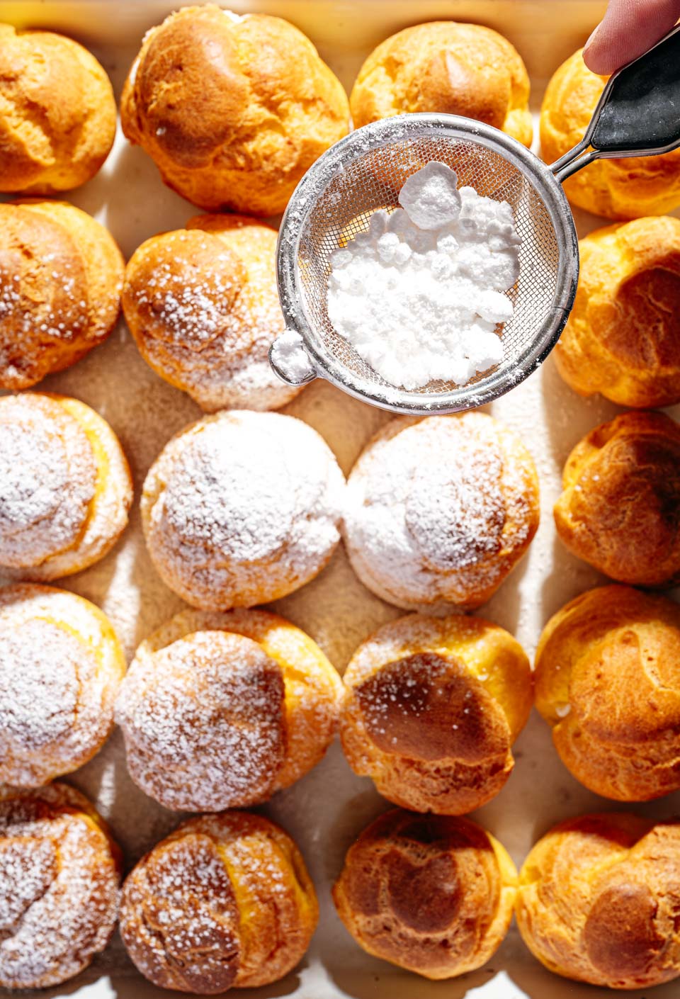 Slagroomsoesjes met poedersuiker