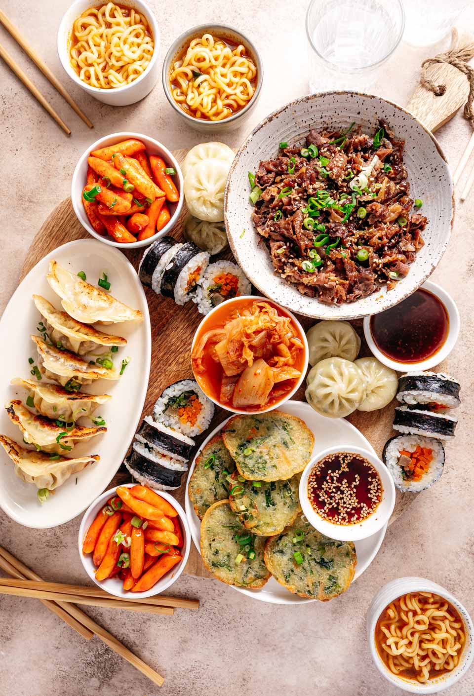 Koreaanse borrelplank met koreaanse gerechten