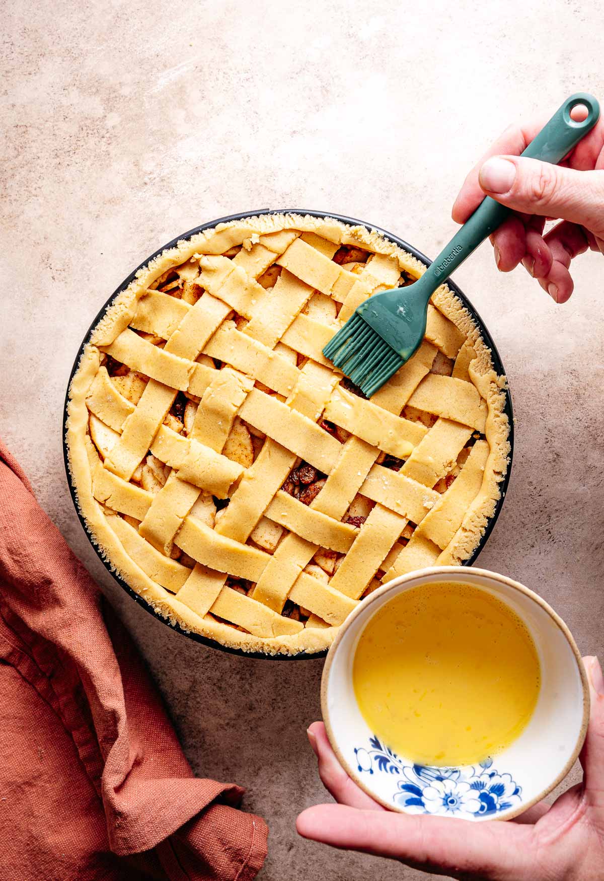Appeltaart insmeren met het eimengsel