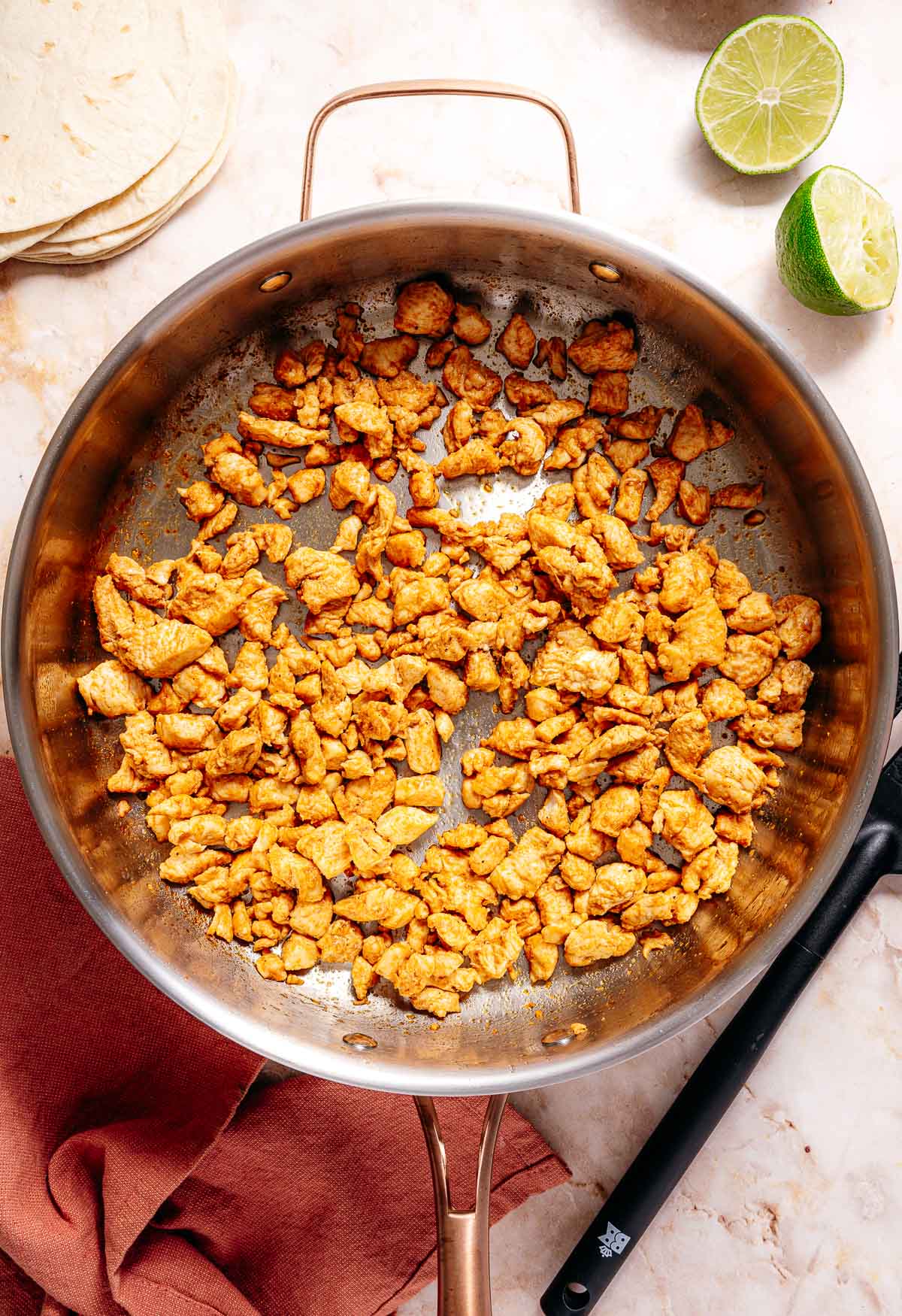 Kip bakken in de pan