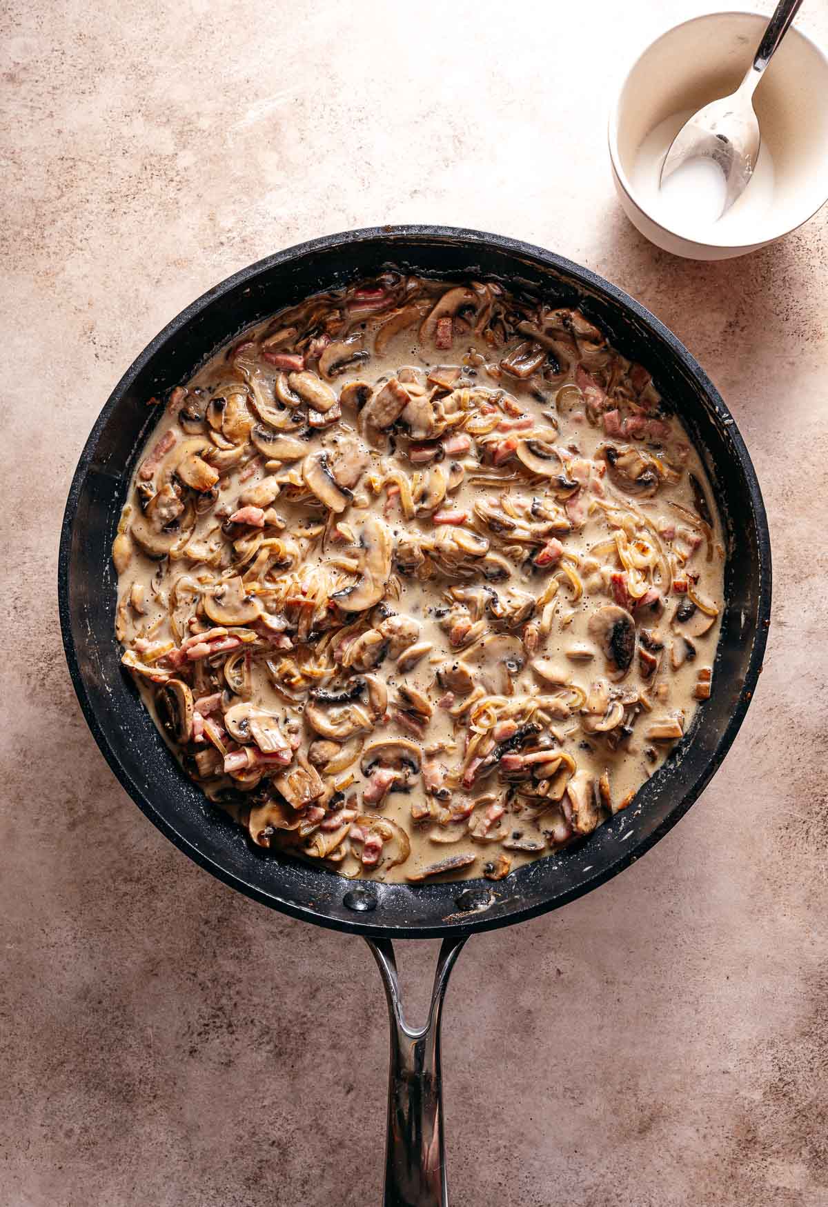 Romige pastasaus met spekjes en champignons