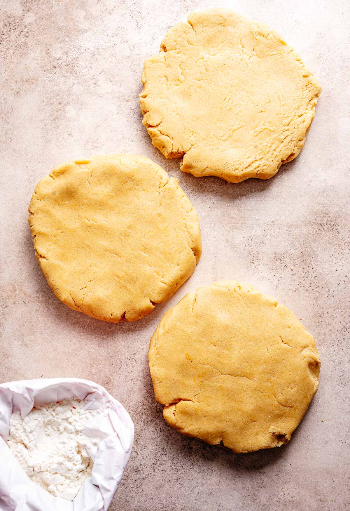 Verdeel het deeg voor de appeltaart in 3 delen