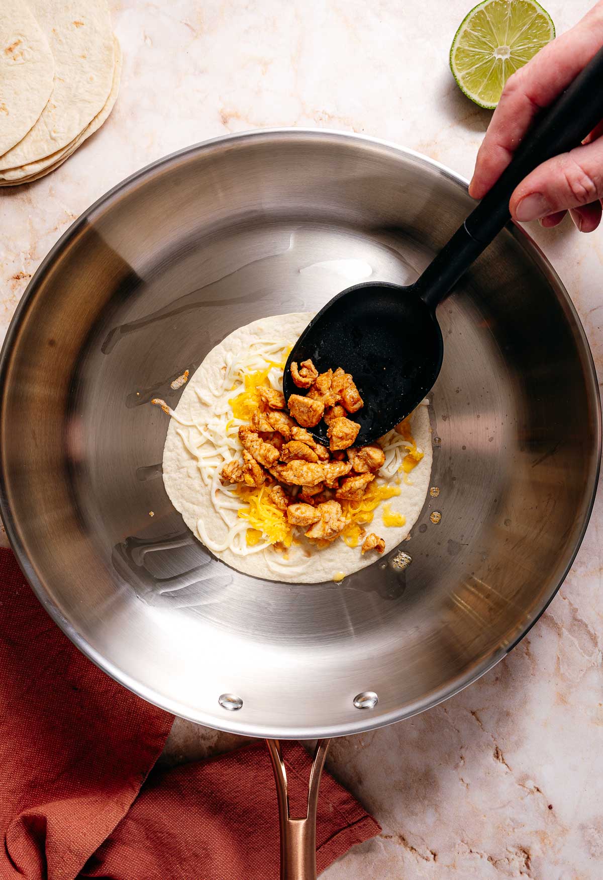 Wraps beleggen met kaas en kip