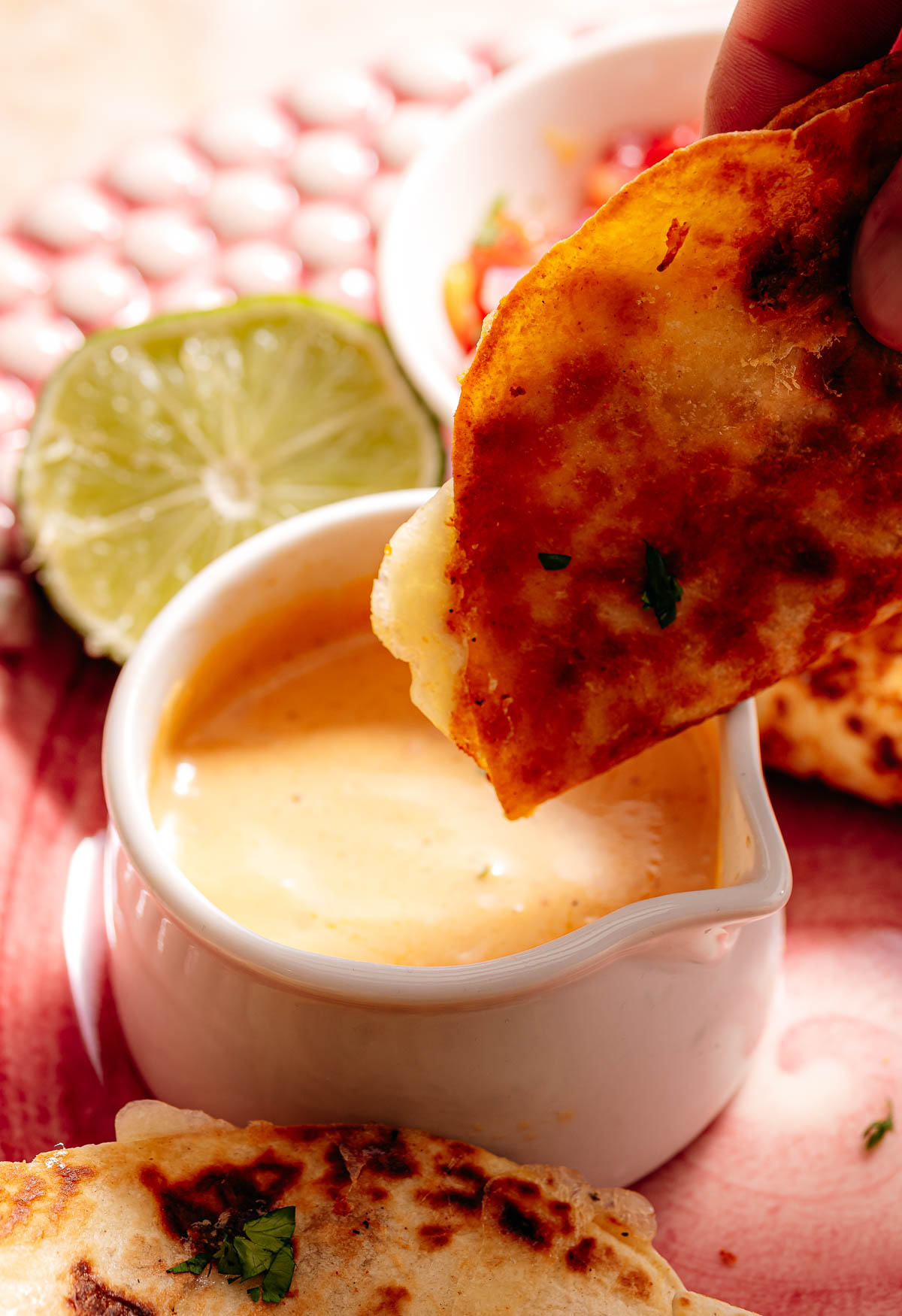 krokante kip taco's dippen in saus