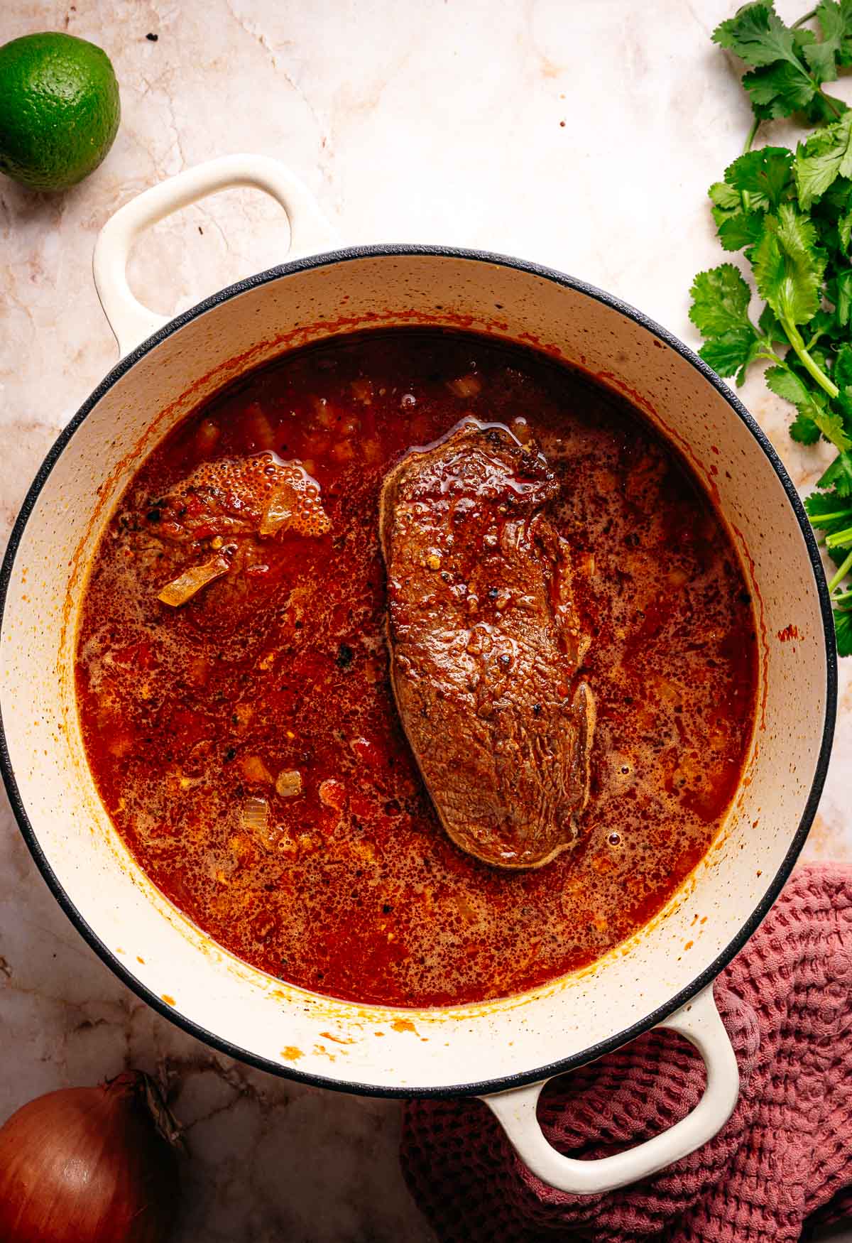 Rundvlees sukadelappen langszaam garen in de pan