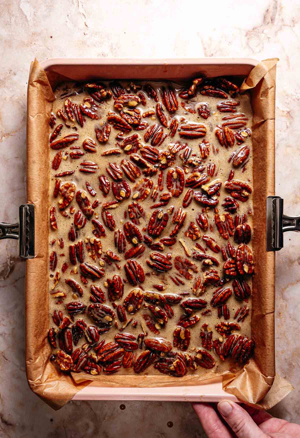 Stap 4 de pecan pie voor hij de oven in gaat