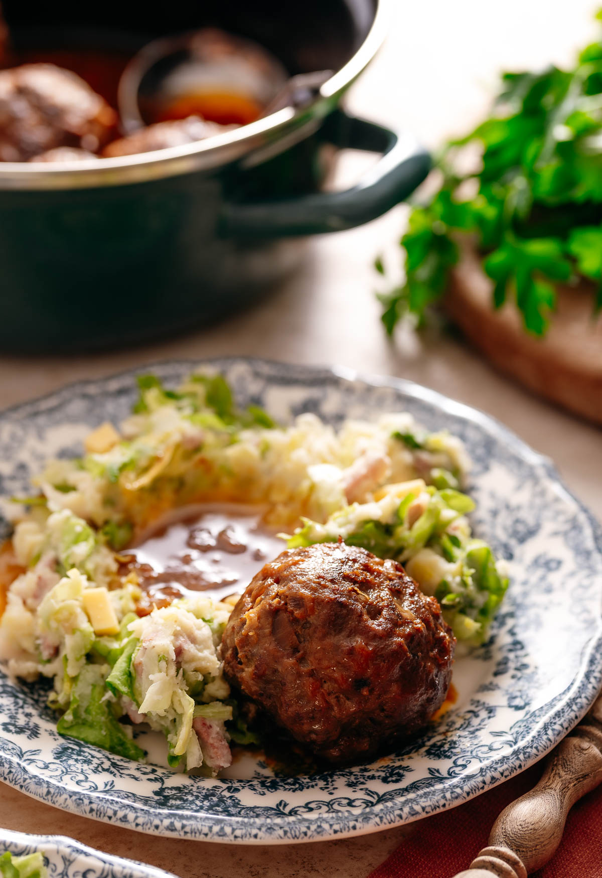 Andijviestamppot met een gehaktbal