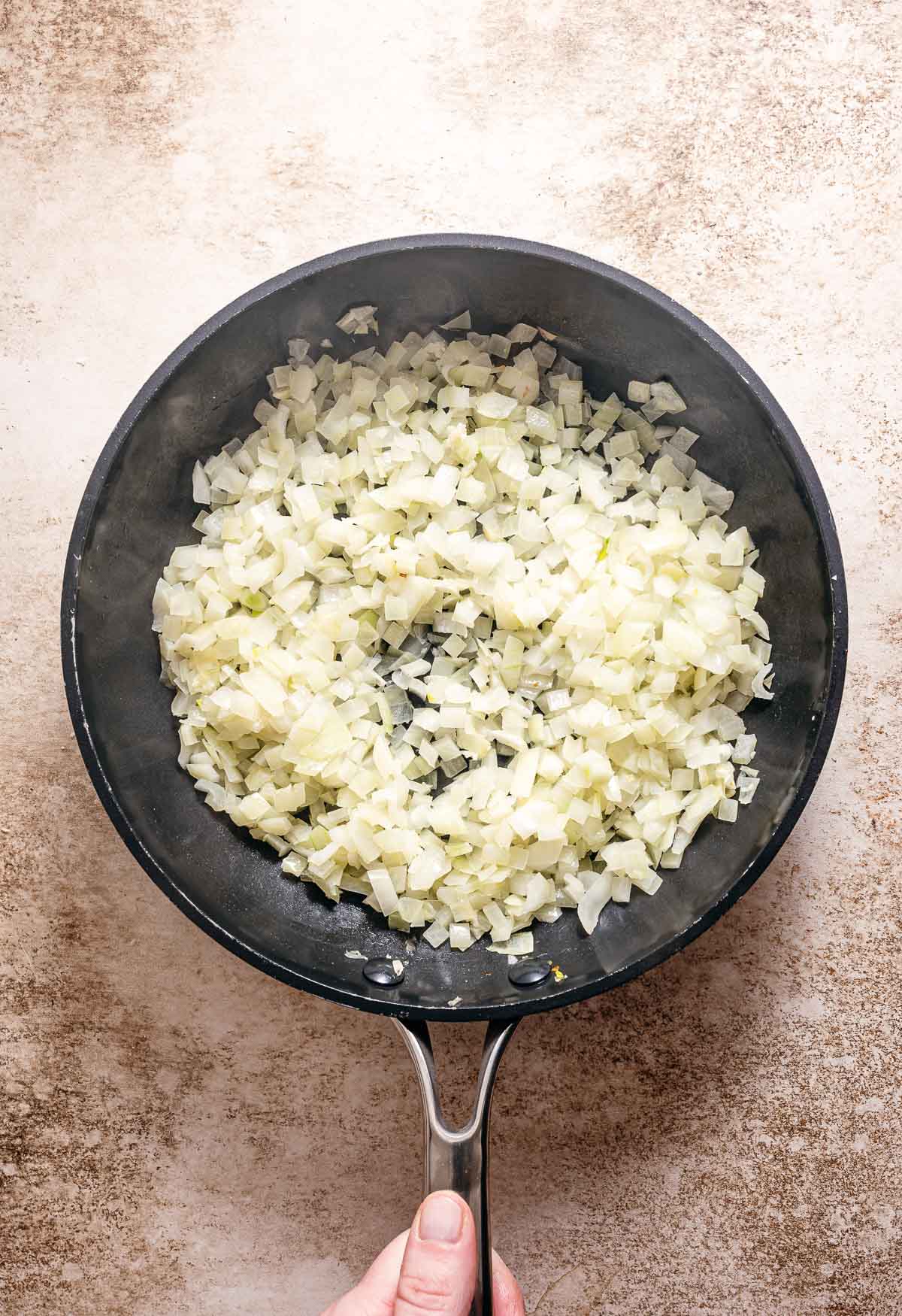 Stap 1: Uien & knoflook aanfruiten