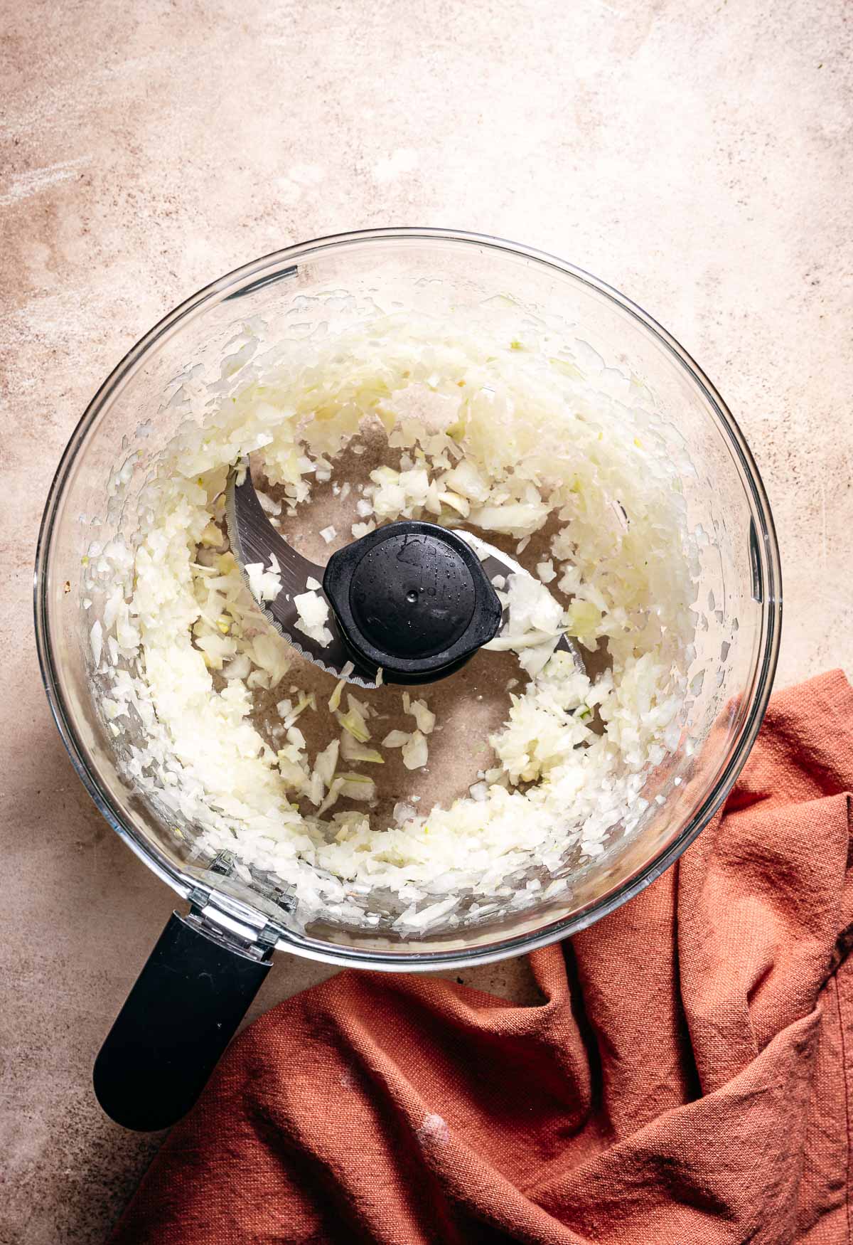 Stap 1- ui en knoflook fijn hakken in de keukenmachine