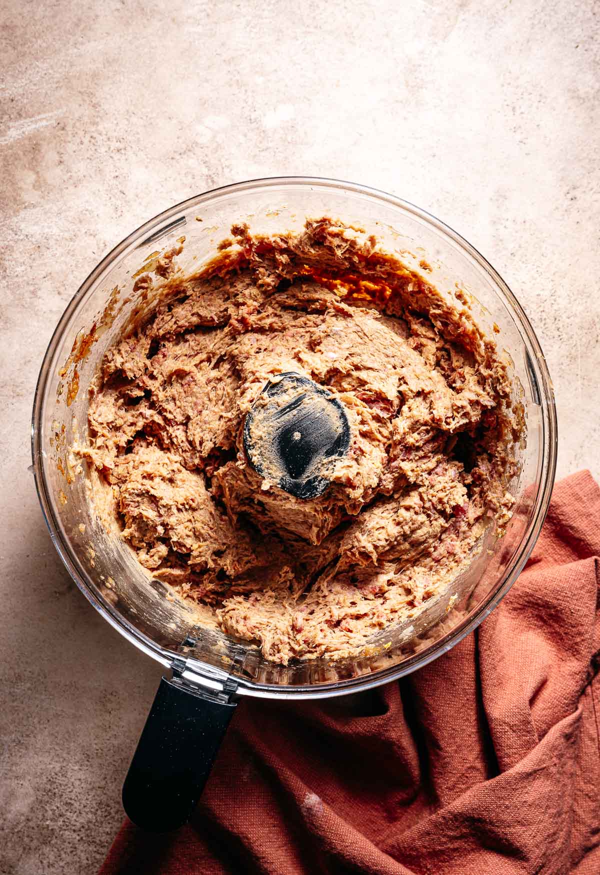 Stap 2- gehakt en kruiden toevoegen en mixen tot een smeuig geheel