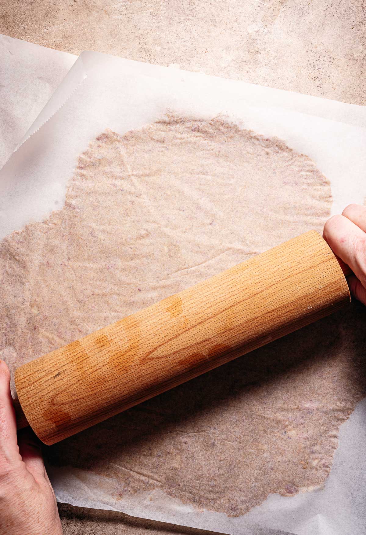 Stap 3- gehakt uitrollen tussen twee vellen bakpapier met een deegroller