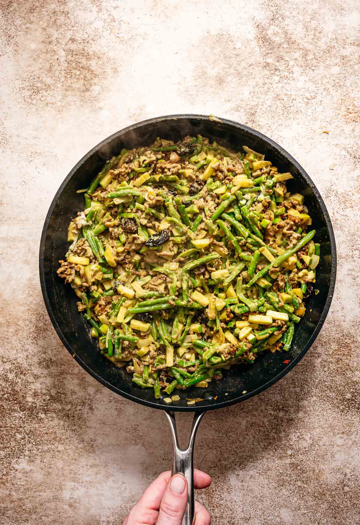 Stap 3: Sperziebonen, kruiden en creme fraiche toevoegen