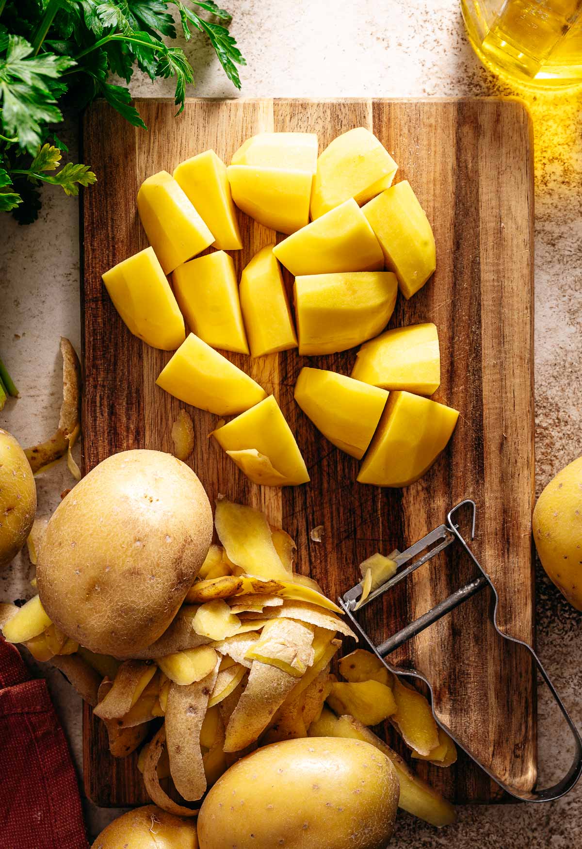 Stap 1: Aardappels schillen en in partjes snijden