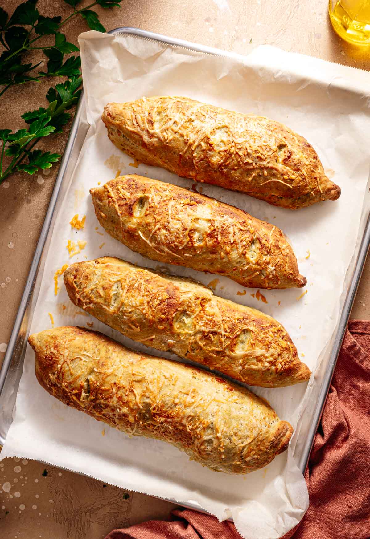 No knead broodjes met pesto en parmezaanse kaas