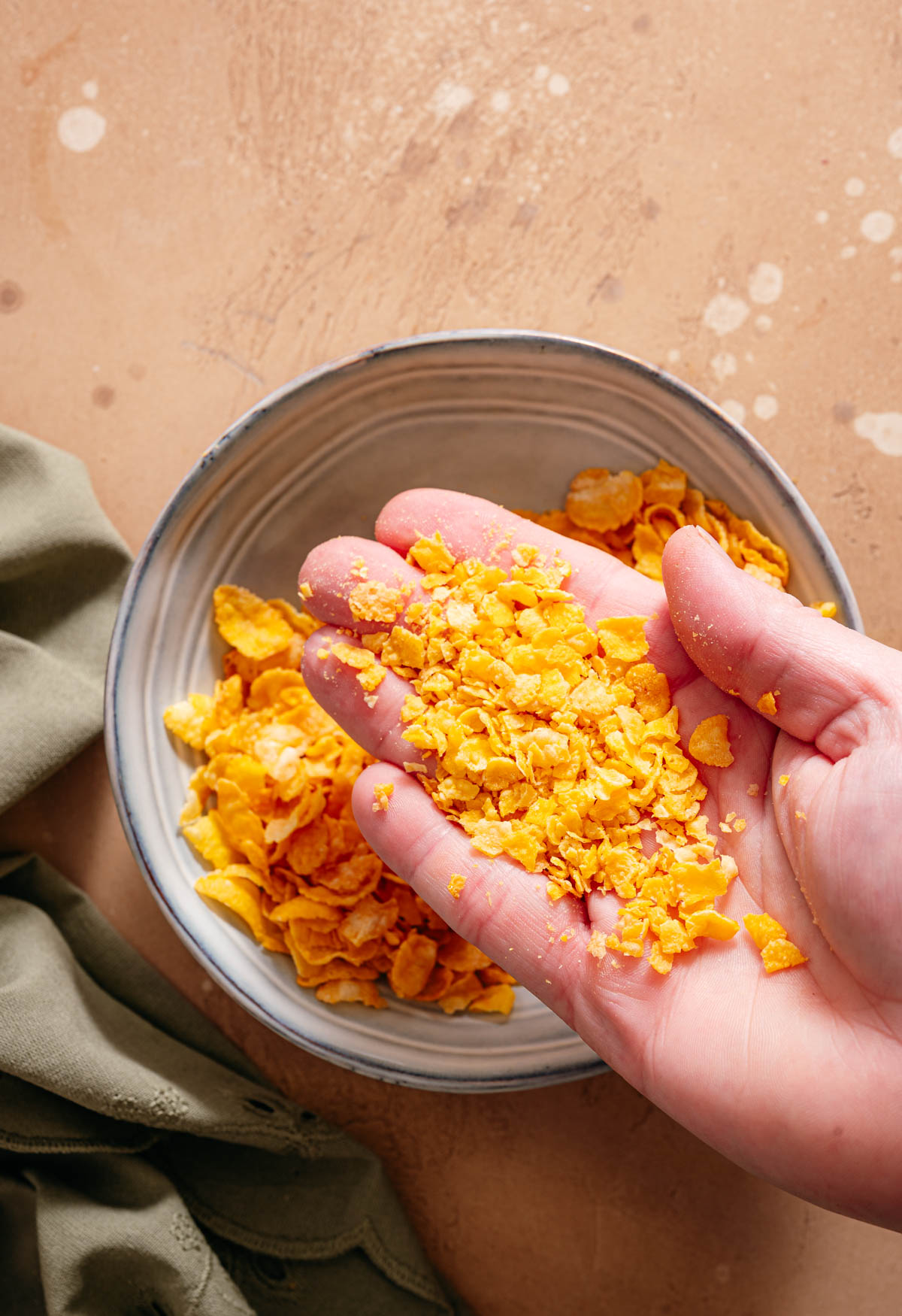 Stap 2: Cornflakes verkruimelen