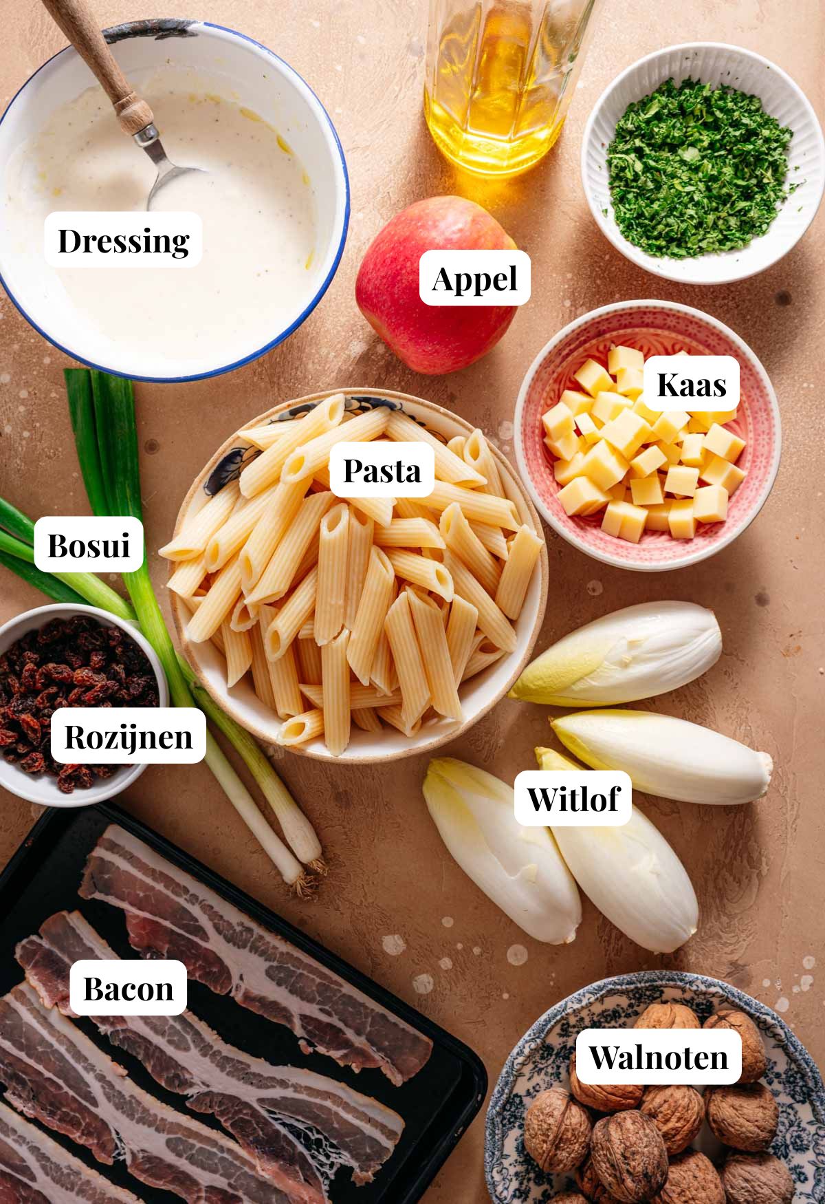 Ingredienten voor pastasalade met witlof