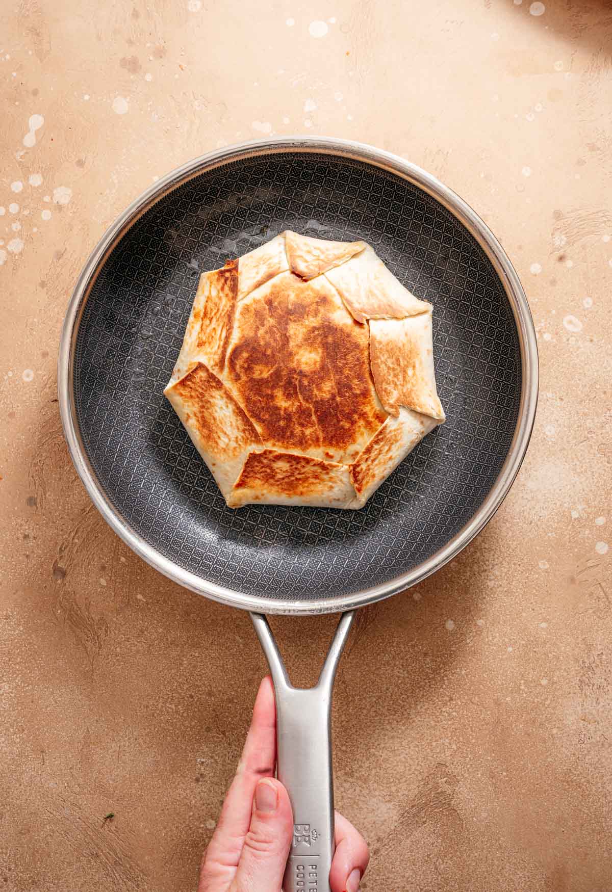 Stap 4: Crunchwrap supreme bakken in de pan