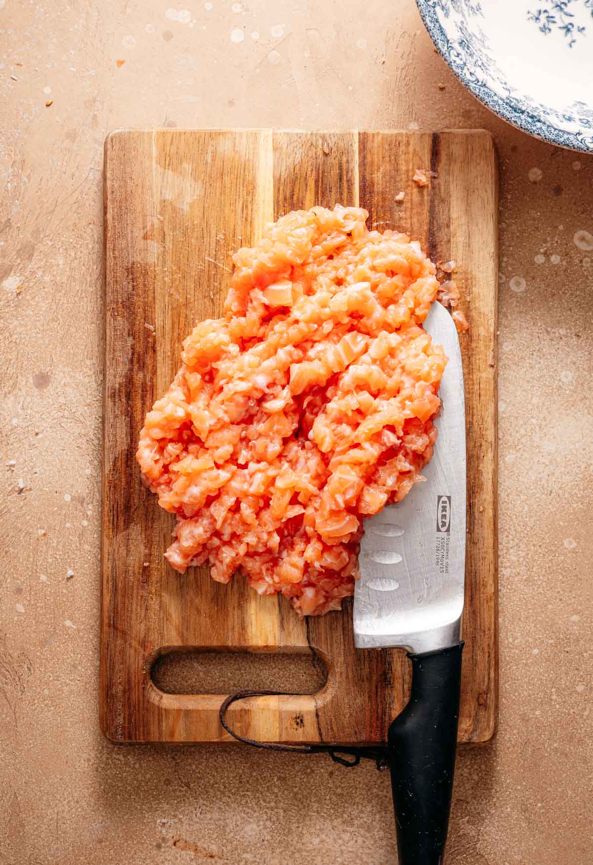 Stap 2: Zalm fijn snijden