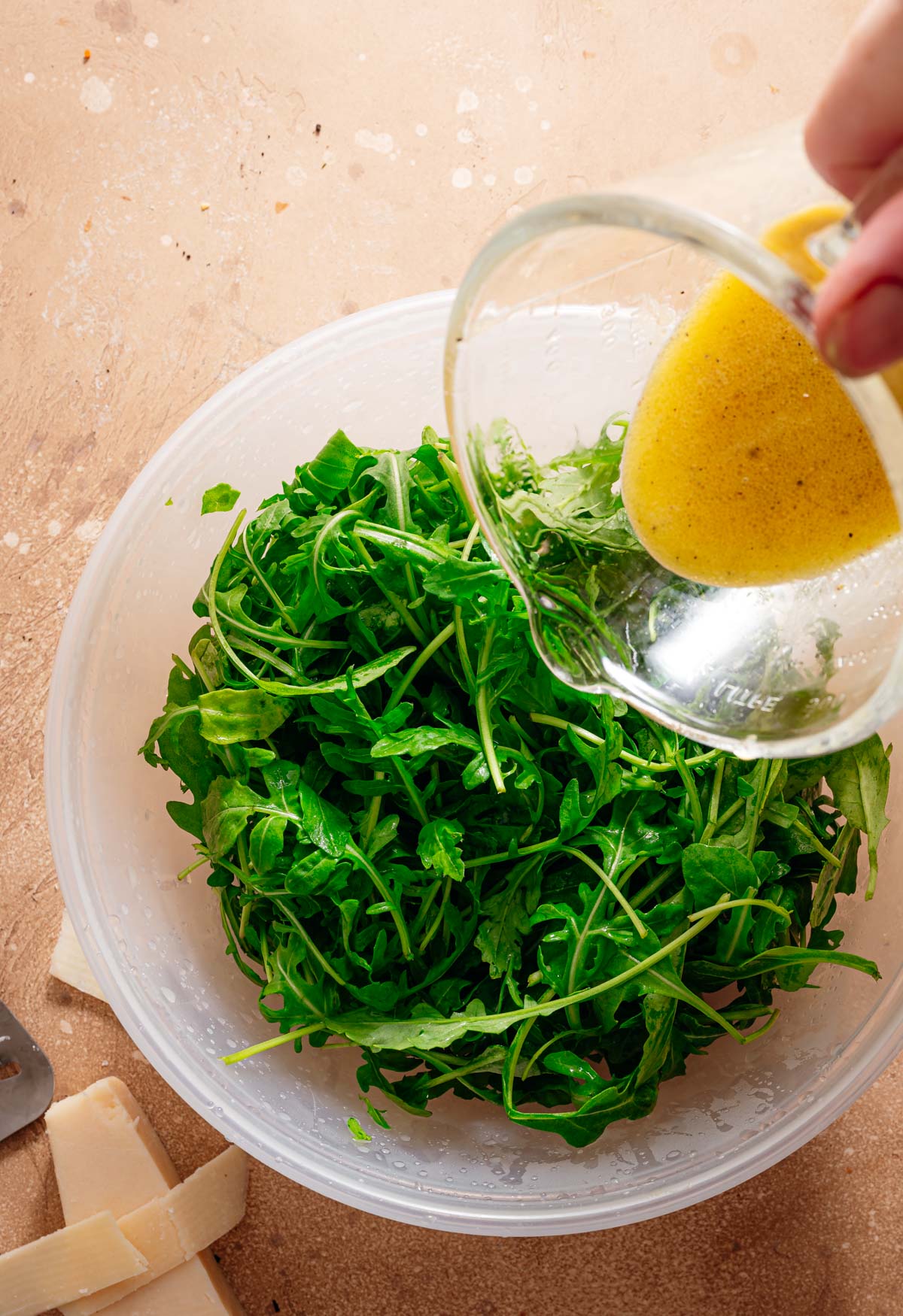 Stap 4: Dressing bij de salade doen