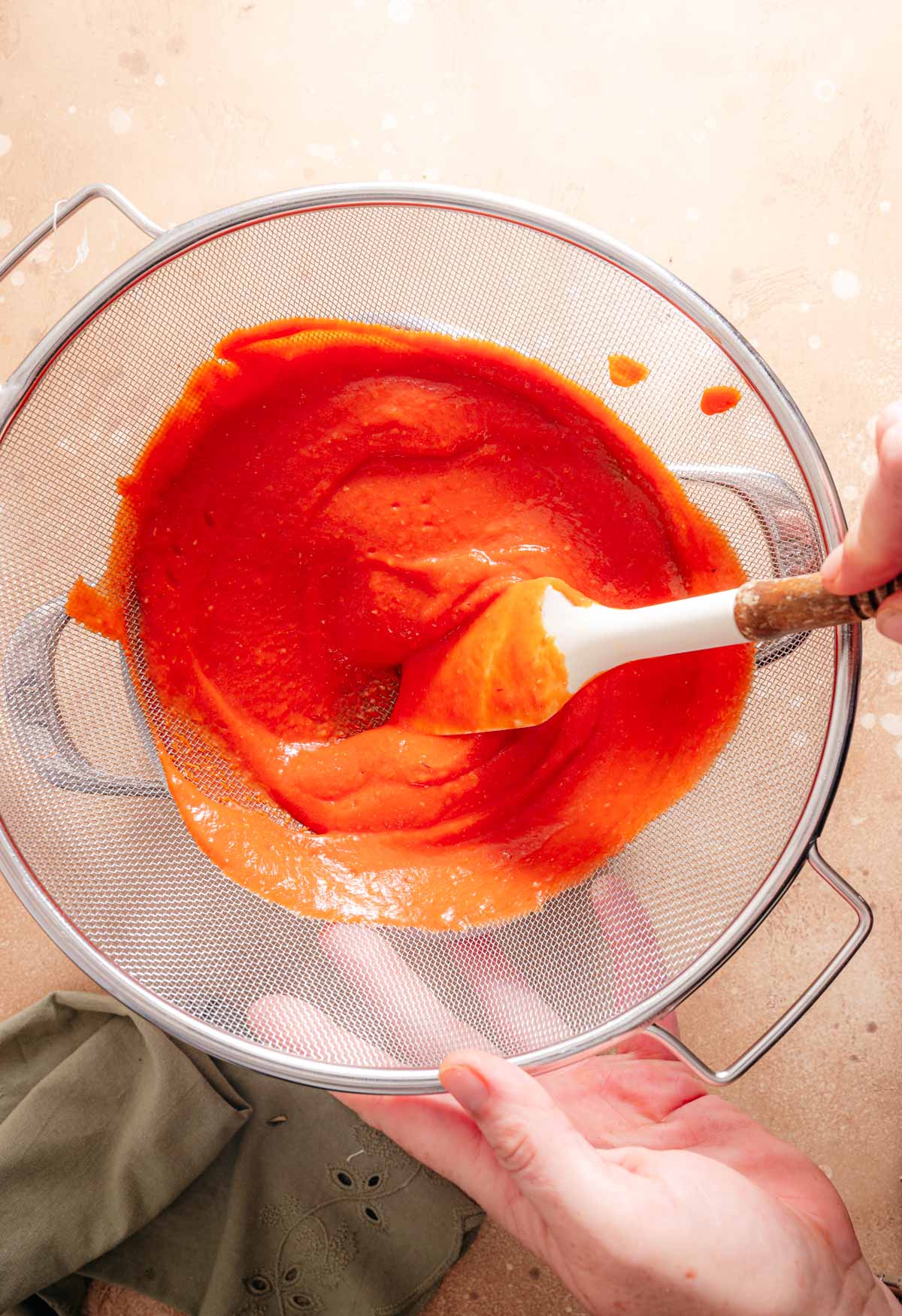 Stap 3: Tomatensaus zeven