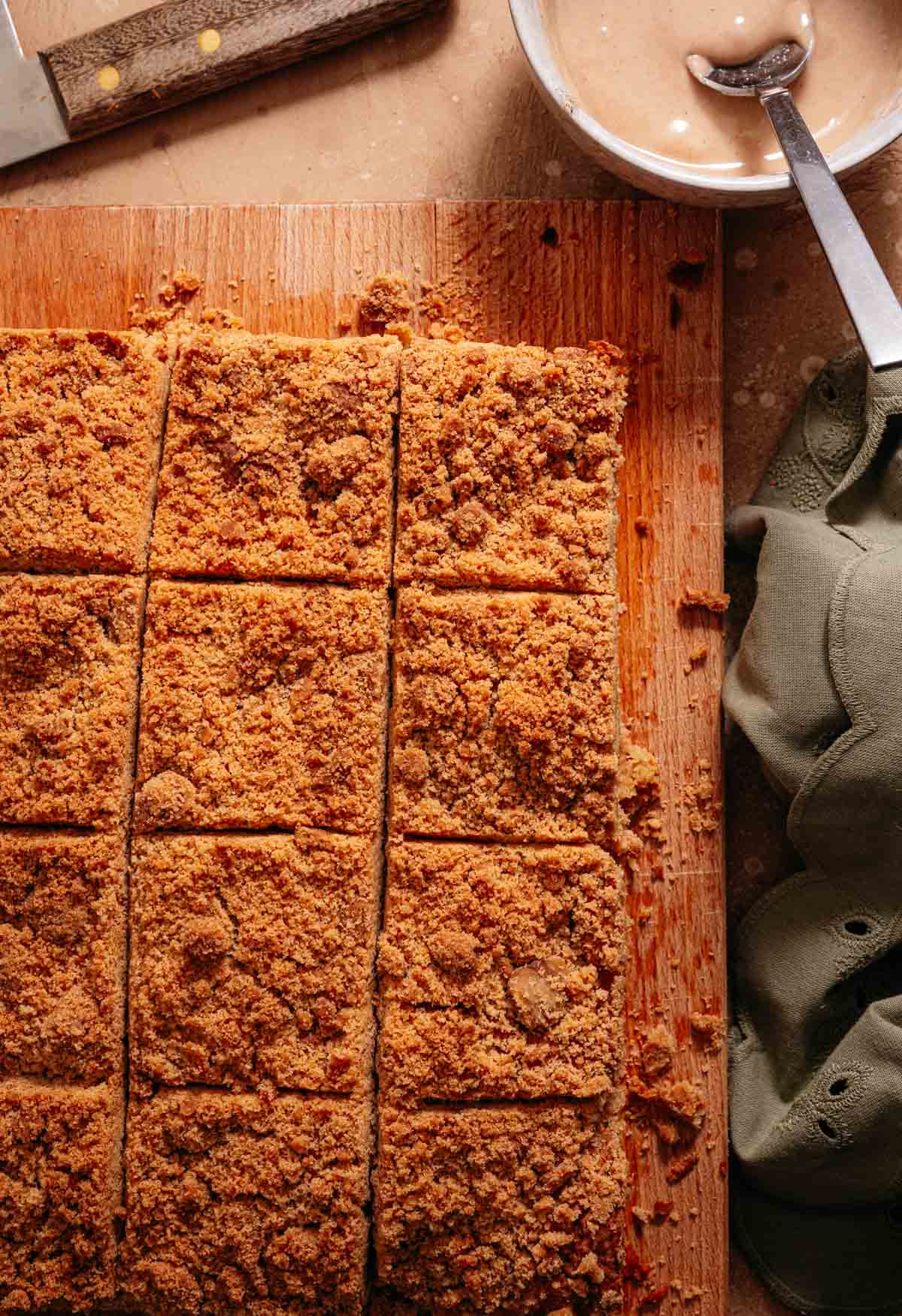 Kaneelcake met kruimellaag