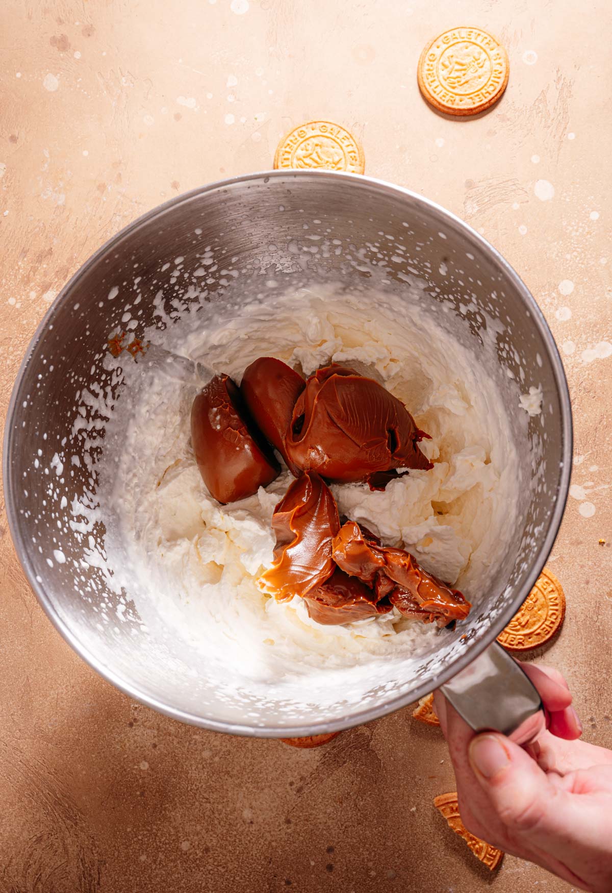 Stap 2: Dulche de leche door de slagroom mengen